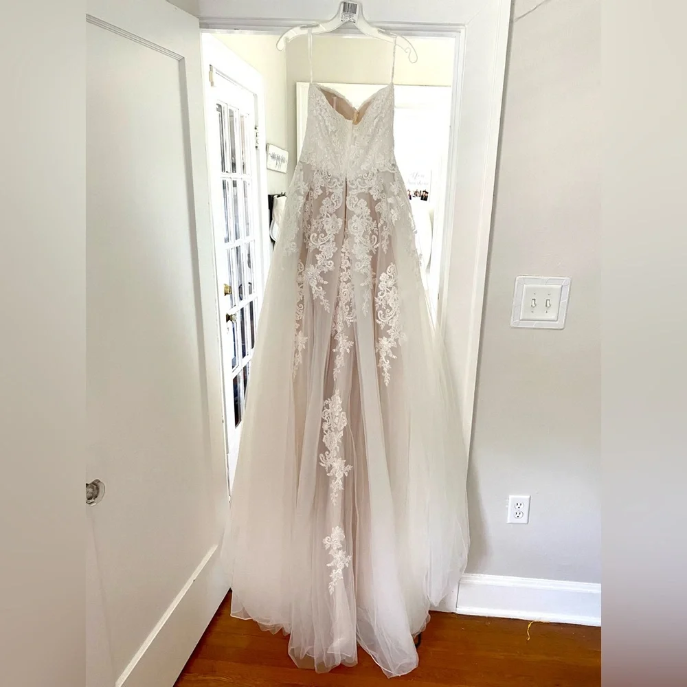 David’s bridal sheer lace and tulle ball gown wedding dress - Picture 3 of 10